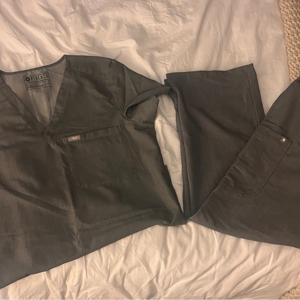 Figs Women's grey Scrub Pants and Top M/L